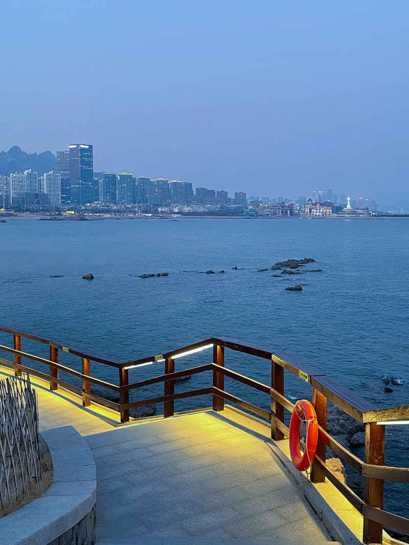 青岛小麦岛海边城市夜景傍晚蓝调时刻