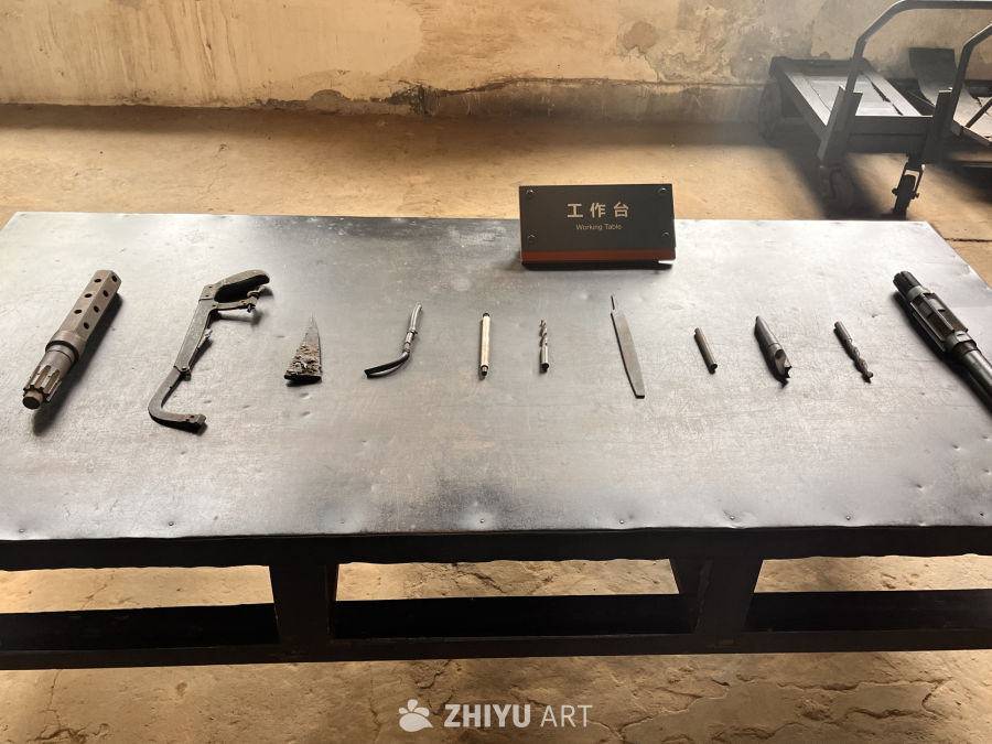 旧工作台上的工具展示