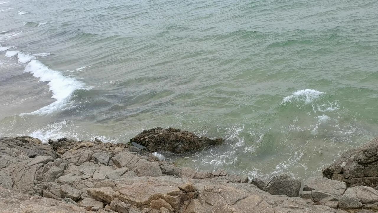 海浪拍打礁石2