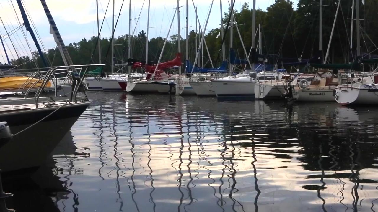 帆船海港湖平静