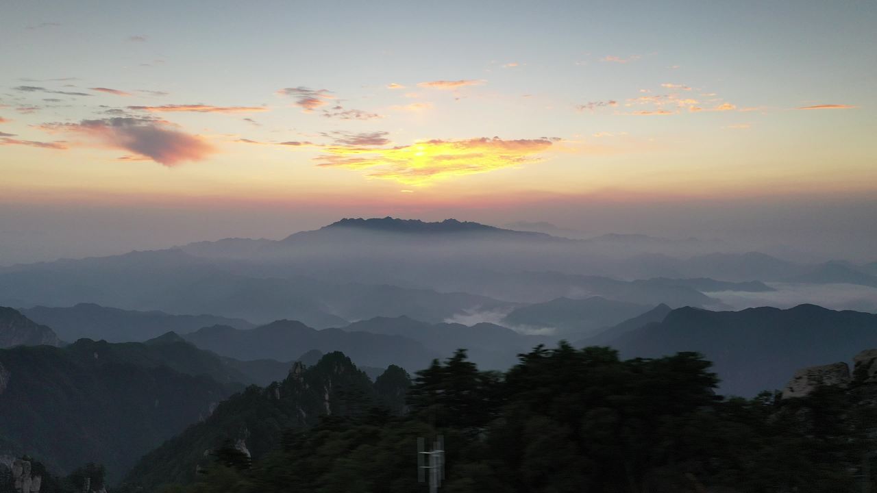 日出山巅，云海缭绕