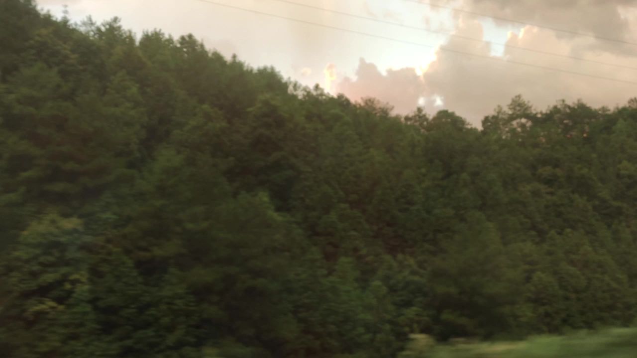 路上的夕阳