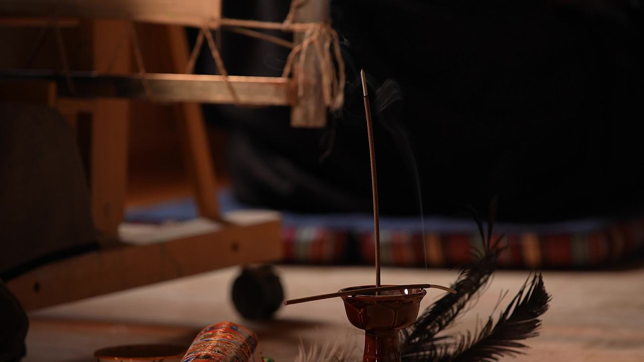 唐卡艺人创作过程