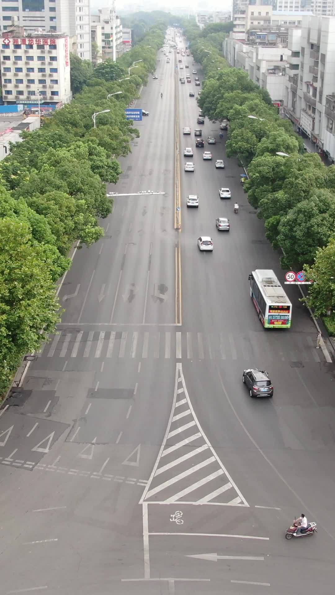 繁忙的城市街道