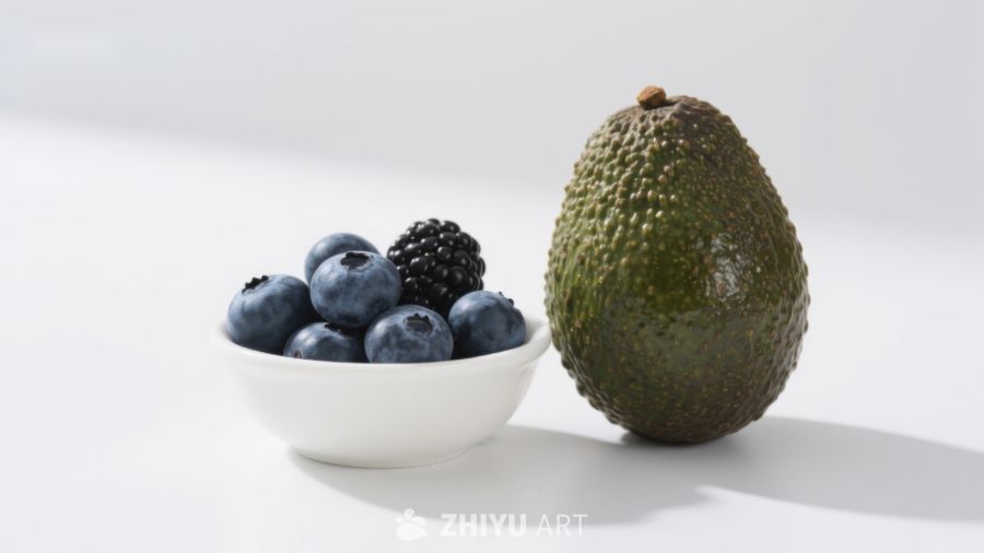 牛油果与蓝莓黑莓的静物组合