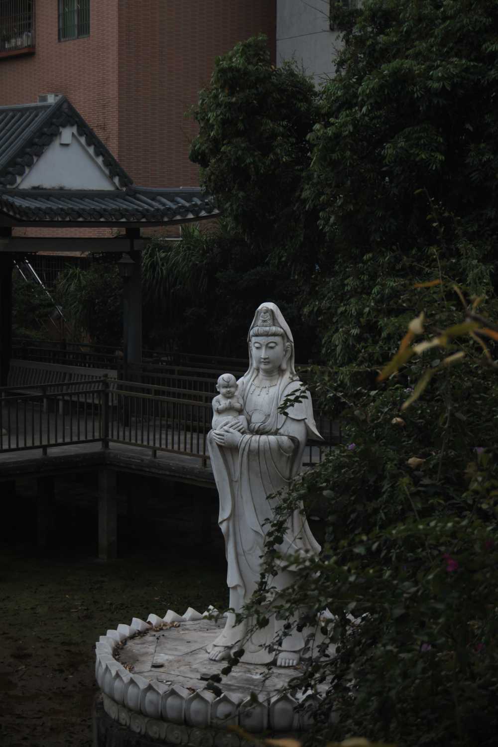 小城古巷里的送子观音