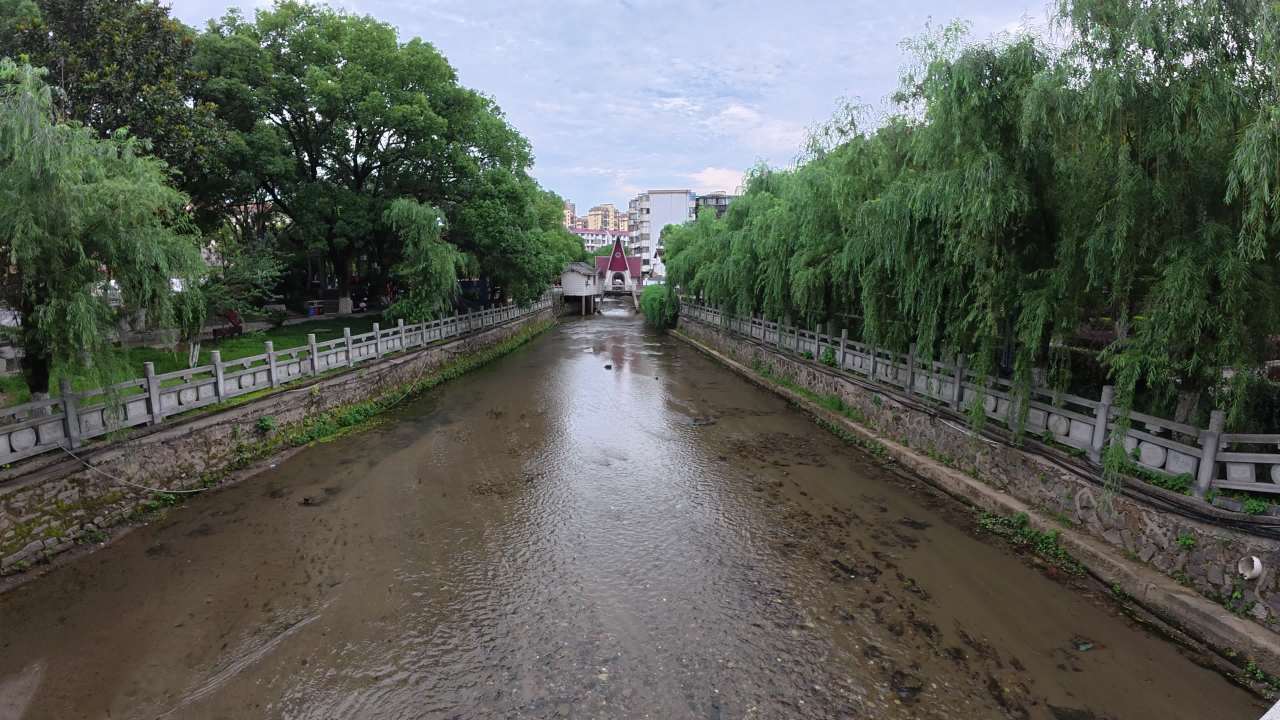 城市中的静谧河流