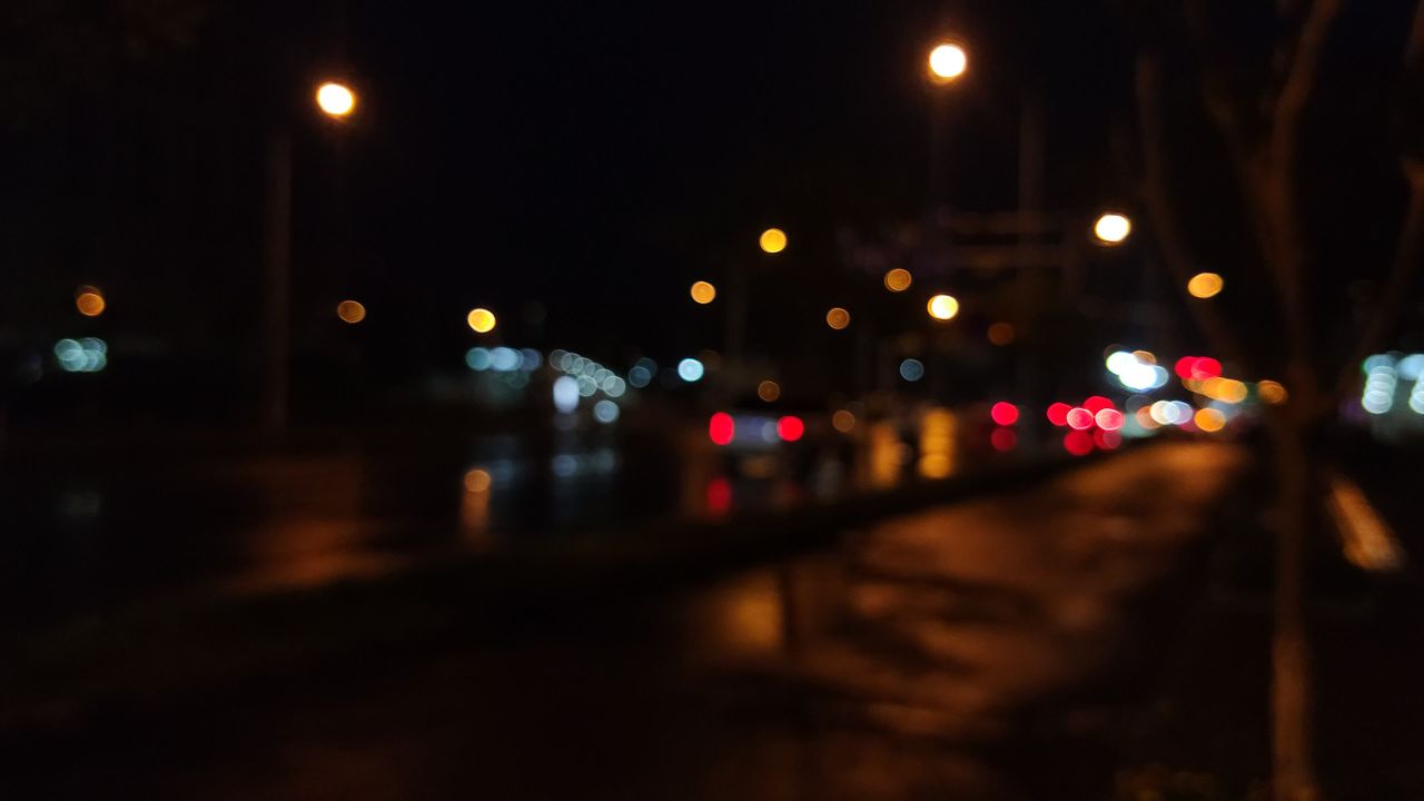 雨街霓虹灯景