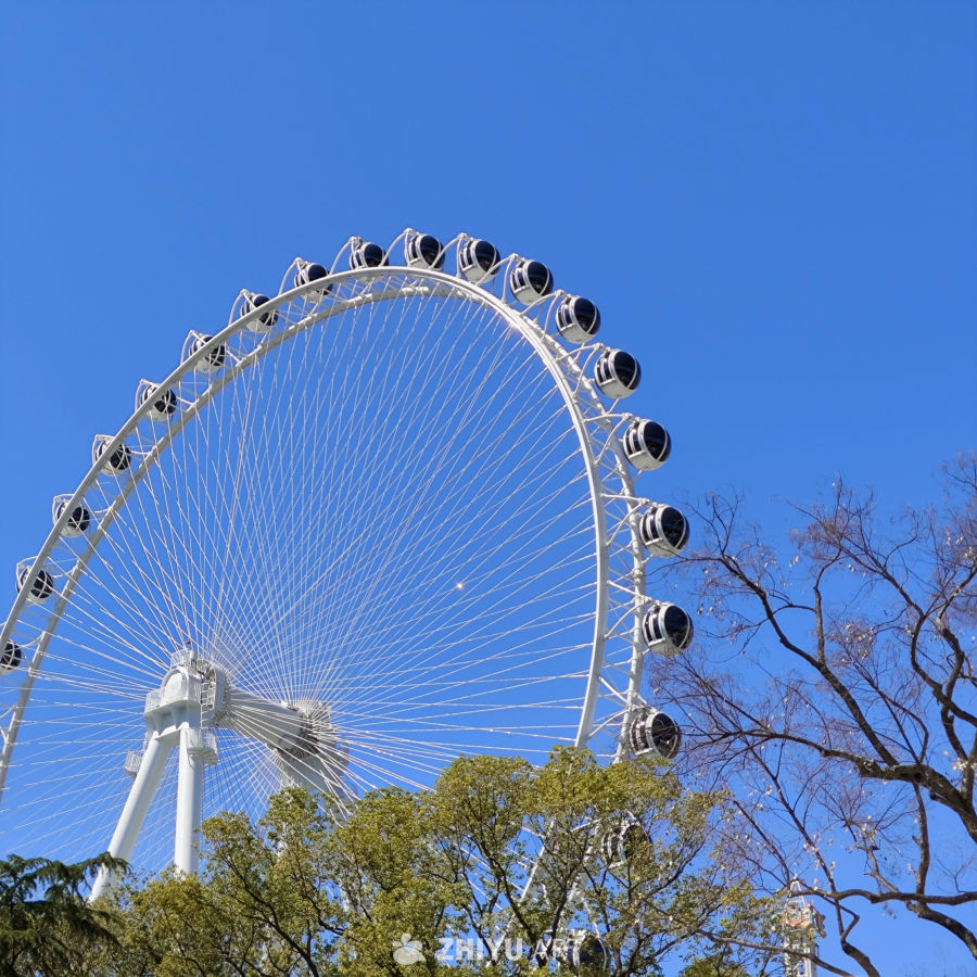 蓝天下的摩天轮