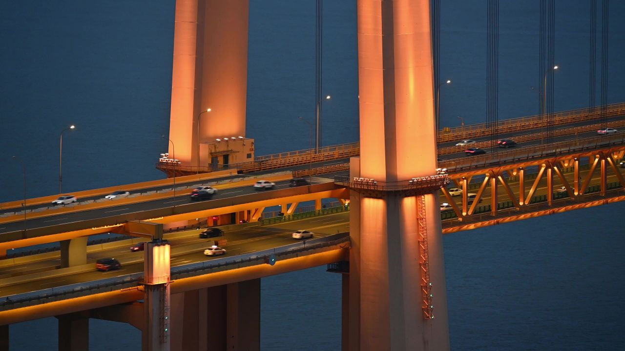 杨泗港长江大桥桥墩夜景特写