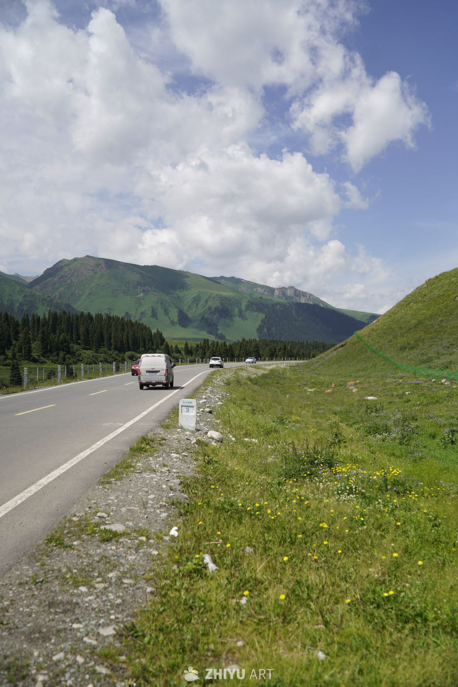 高原公路与山间美景