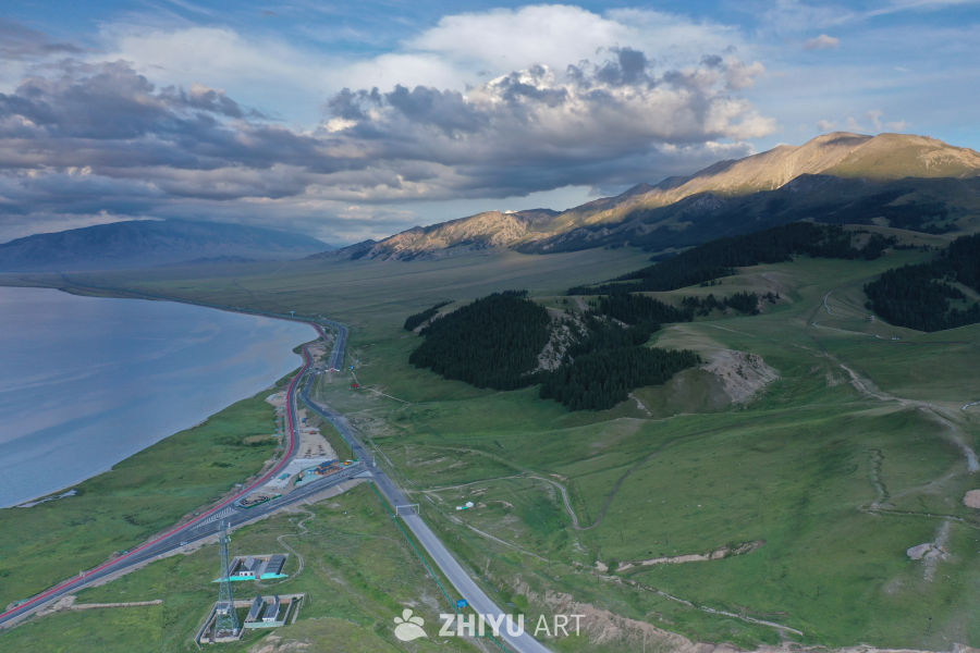 湖畔草原与山峦