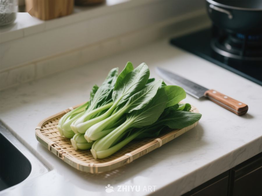 新鲜青菜置于竹制砧板上 501