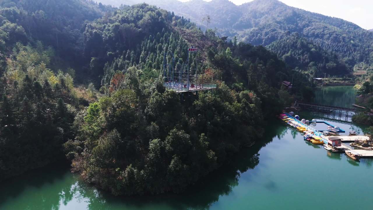 山间缆车与湖光