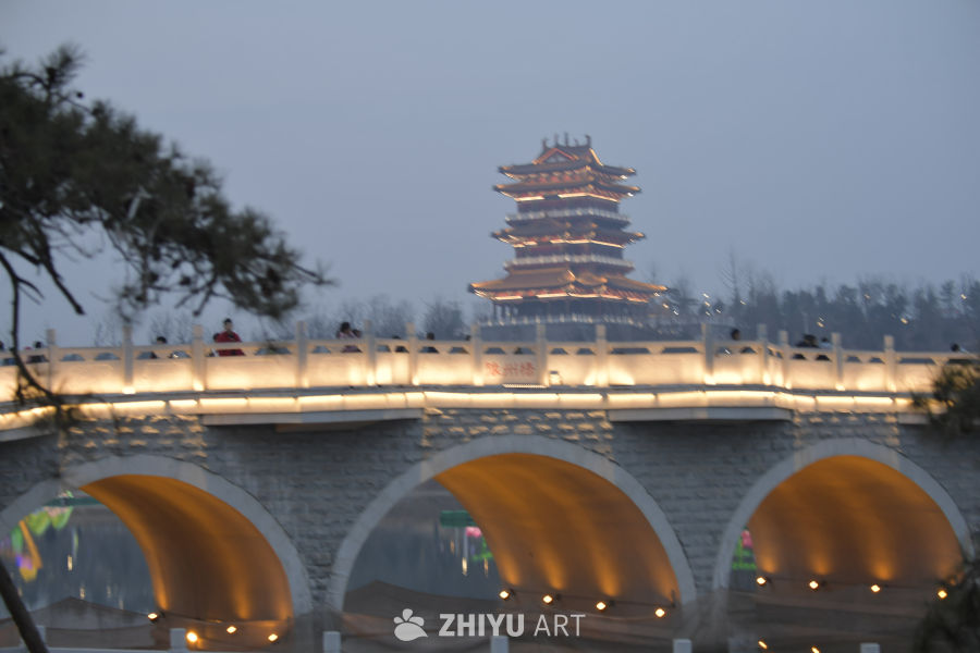 夜幕下的古塔与桥