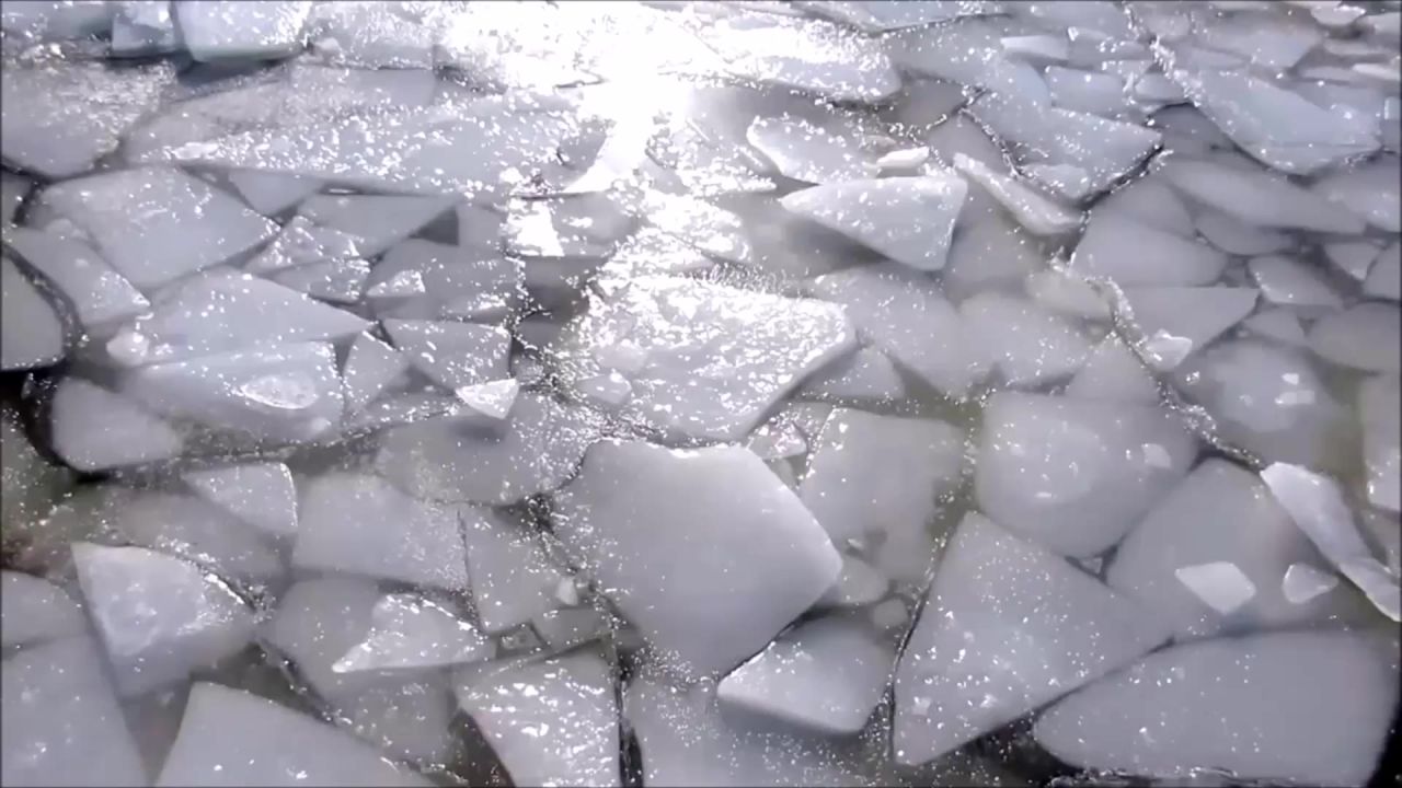 冰湖冻结冷冬天