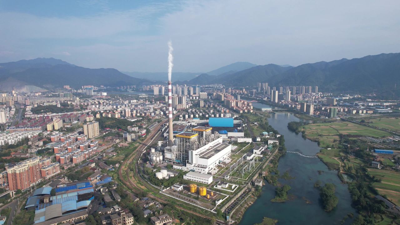 工业生产工厂烟冲排烟环境污染航拍  