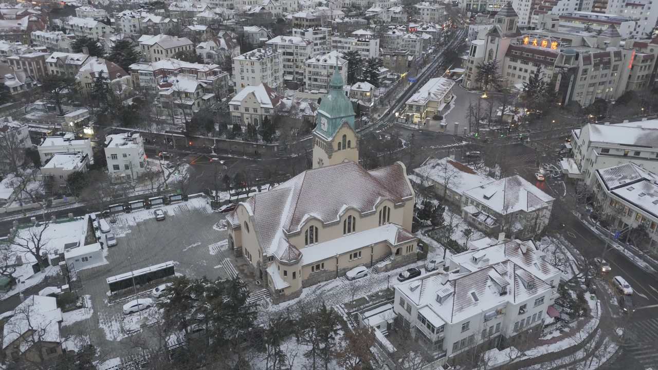青岛老城区信号山海边雪景航拍 11