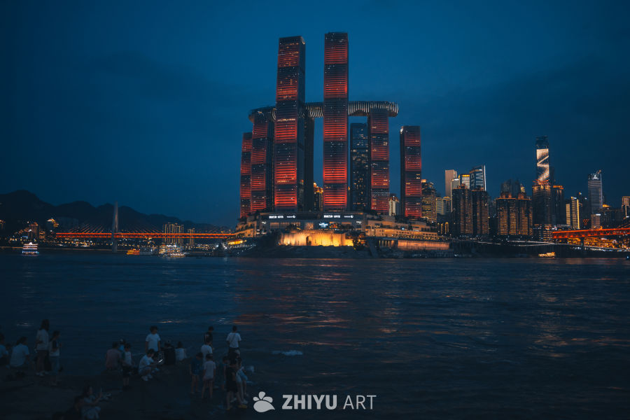 《蓝调时刻，邂逅重庆朝天门的璀璨夜景》