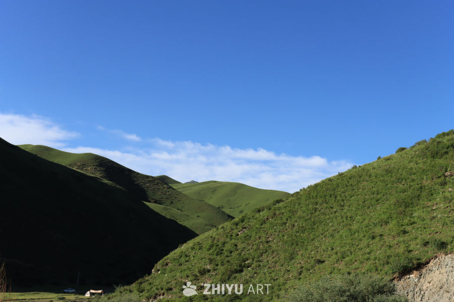 蓝天下的绿山