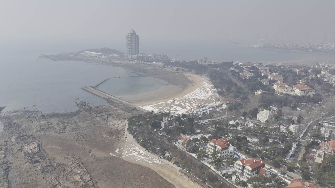 青岛八大关第二海水浴场海边雪景航拍 4