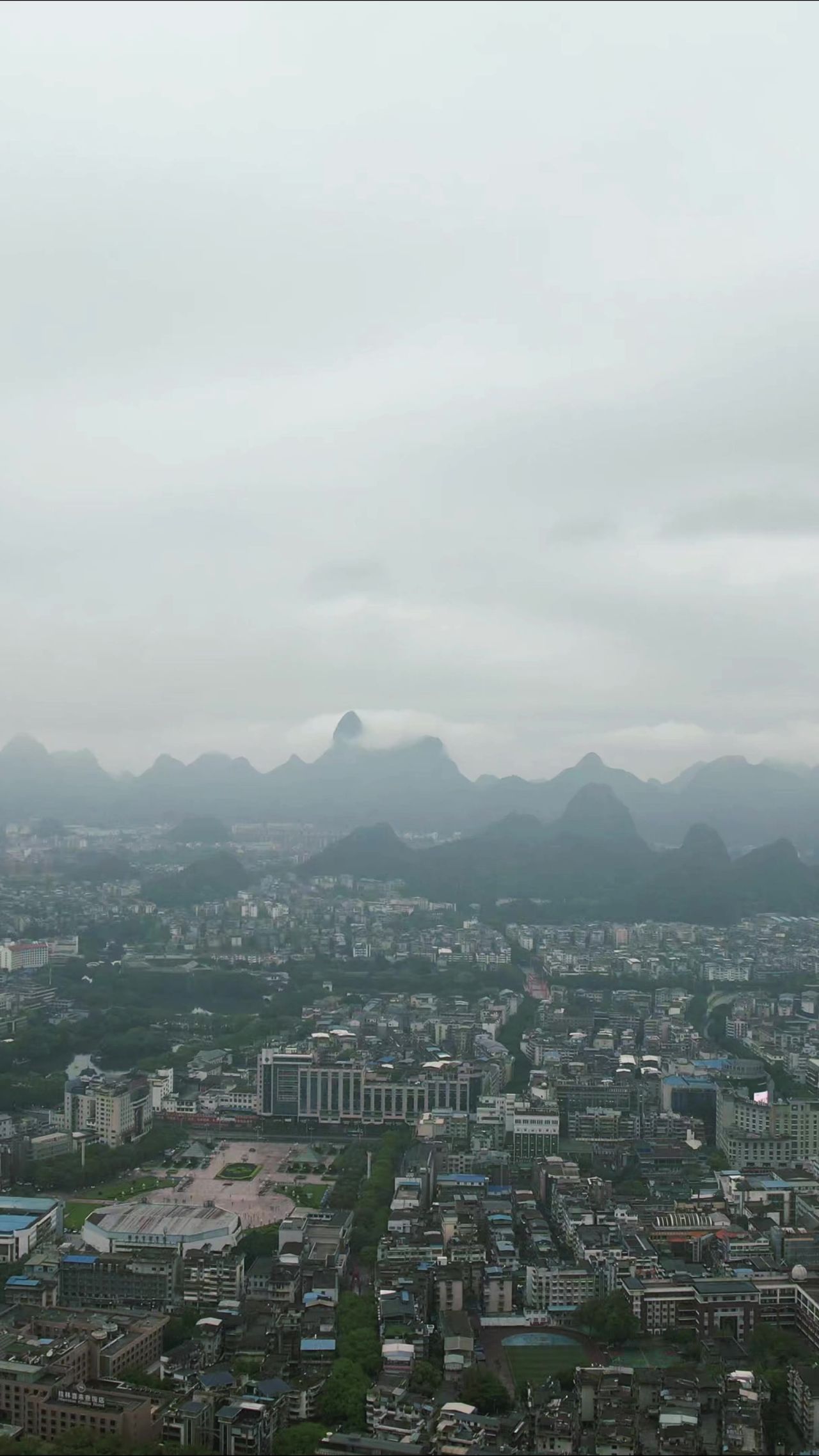 城市清晨迷雾平流层竖屏航拍 