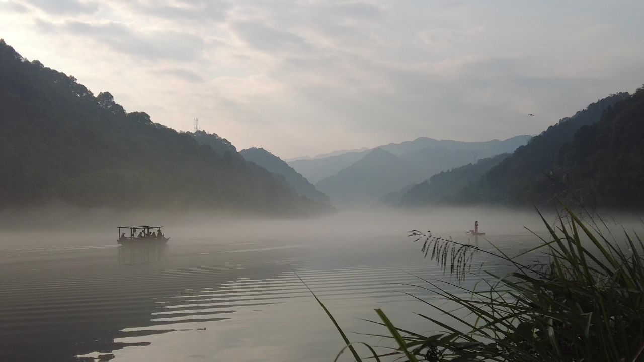 湖南郴州小东江清晨迷雾实拍 