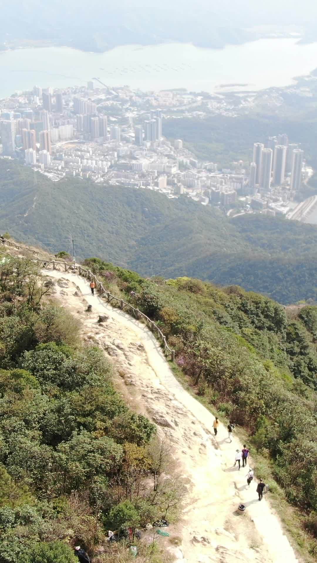山间徒步，城市俯瞰