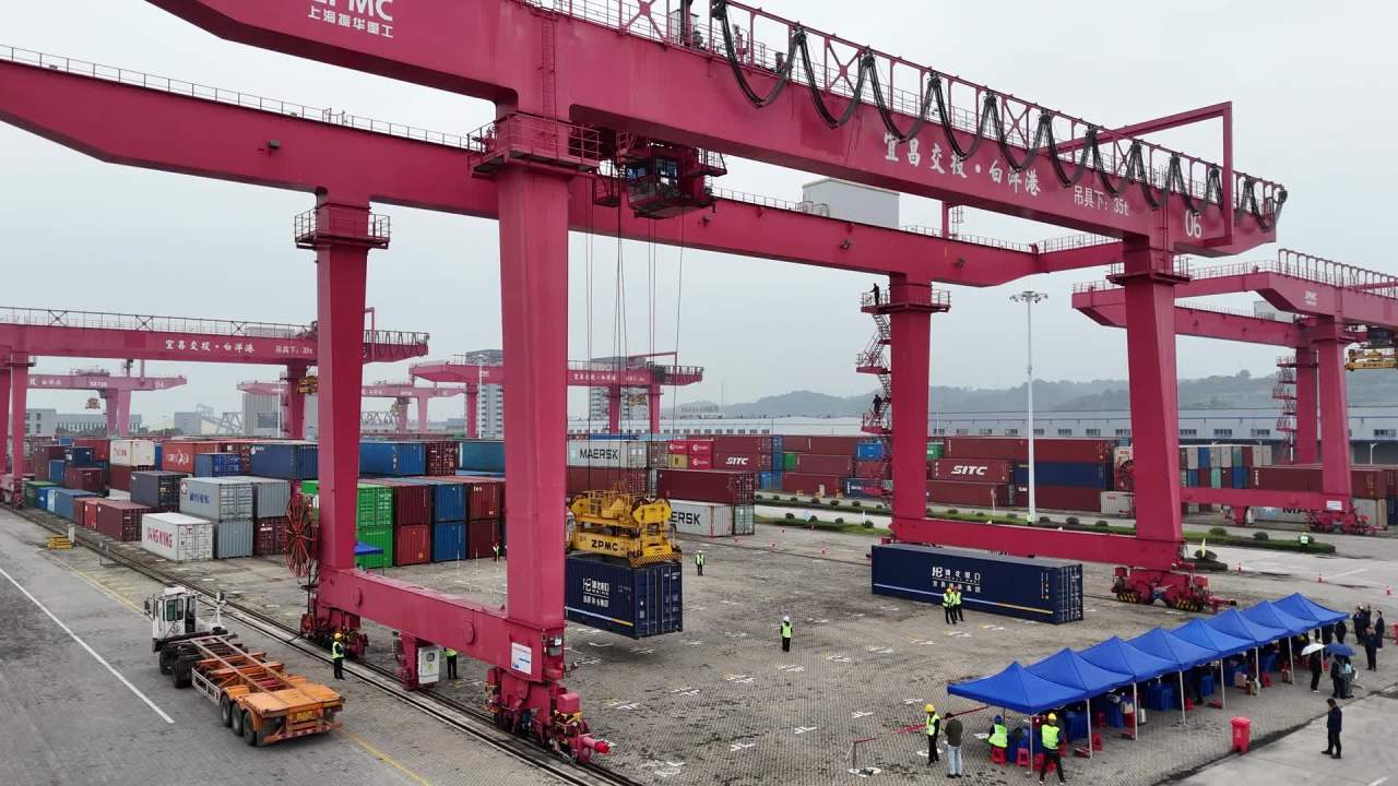 港口集装箱起重机作业场景