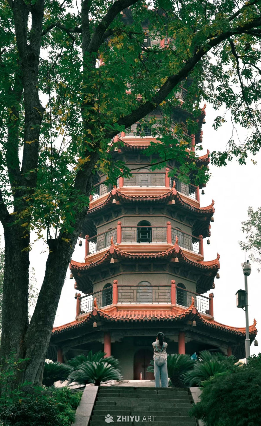 古塔下的宁静时光