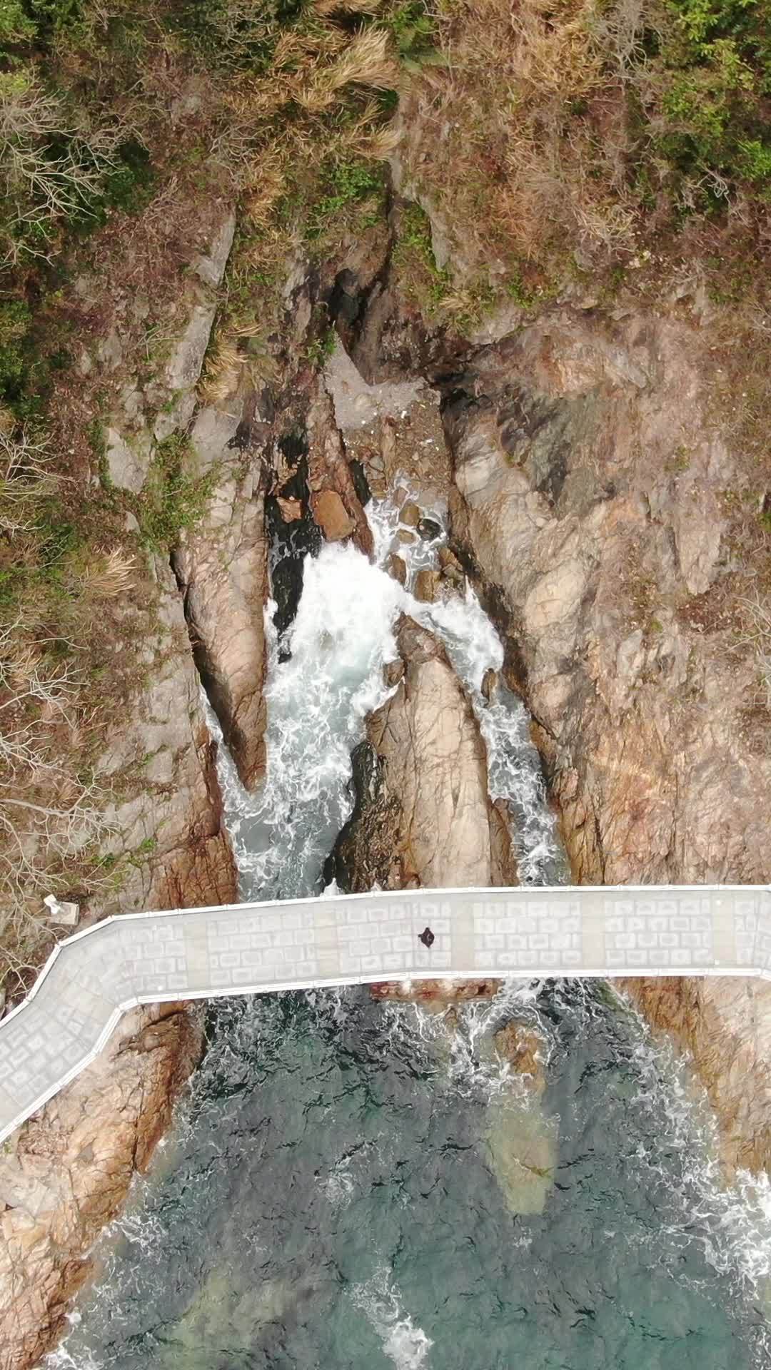 悬索桥上的海风与岩石