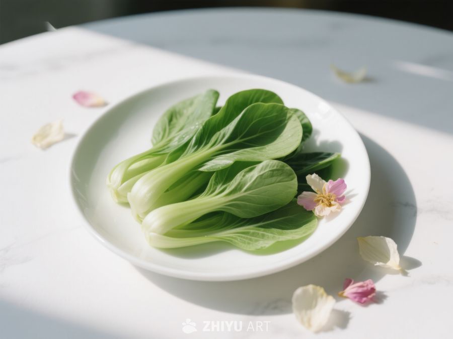 新鲜青菜置于白色盘中，花瓣点缀 486