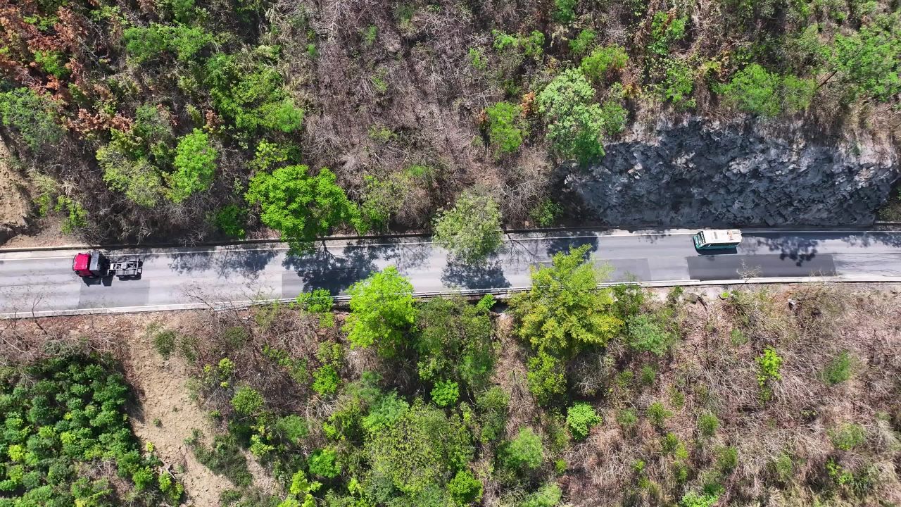 4k航拍车辆在山区公路上行驶