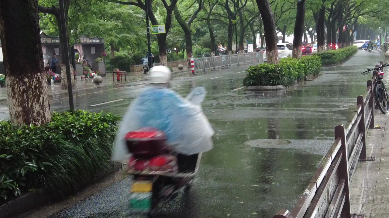 江苏苏州下雨素材实拍