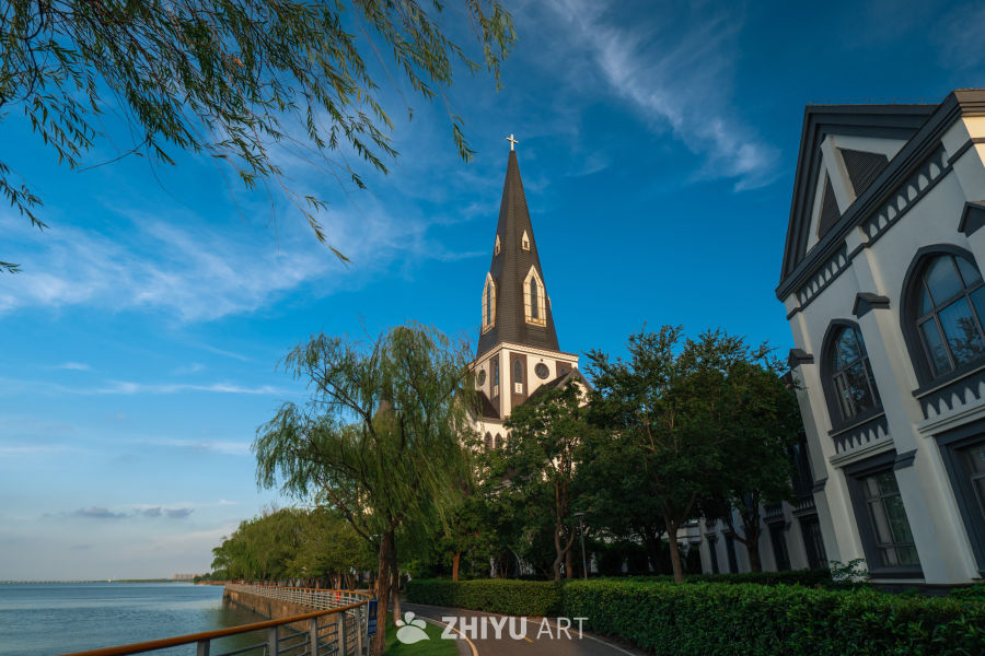 湖畔教堂静谧风光