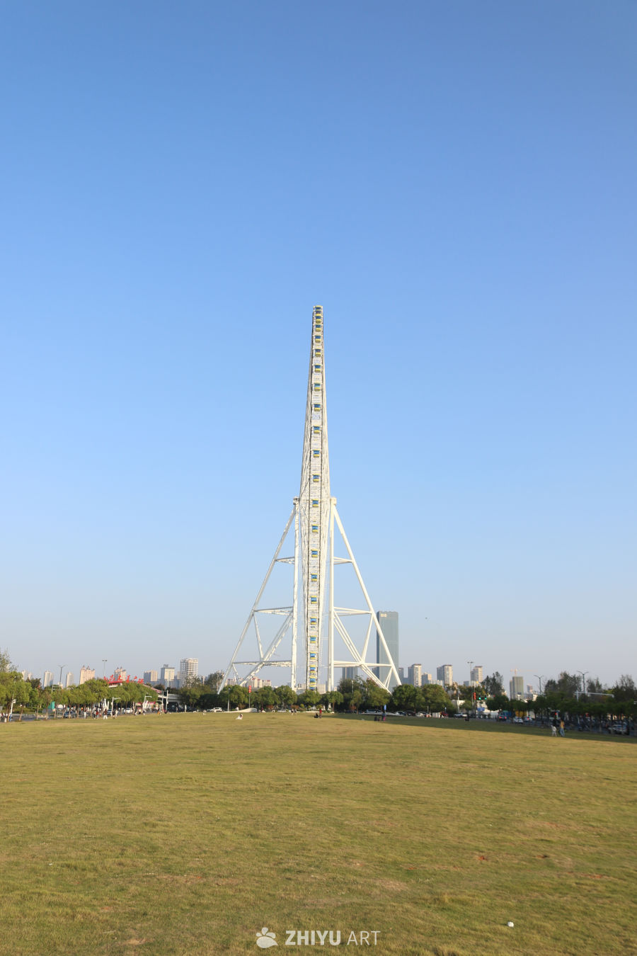 摩天轮与蓝天下的城市