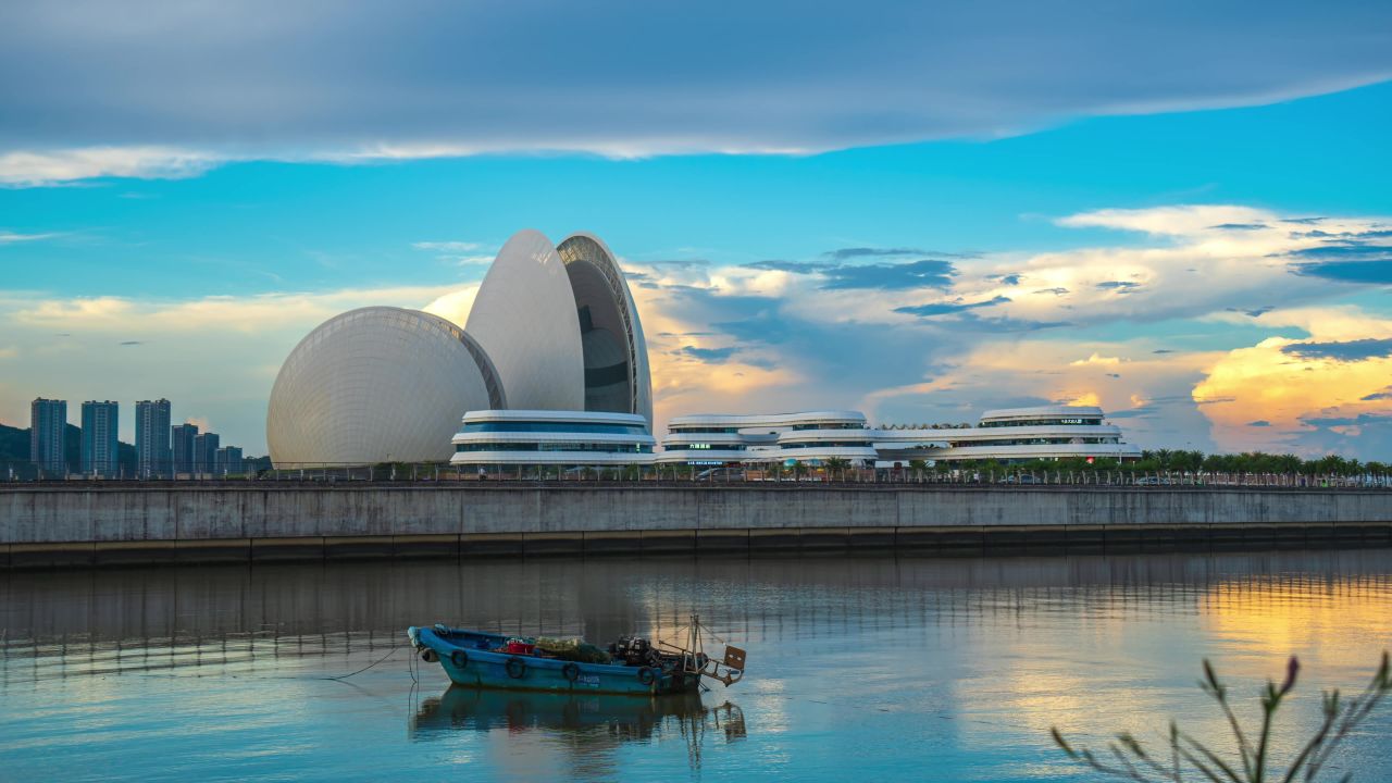珠海地标建筑日月贝海上歌剧院傍晚