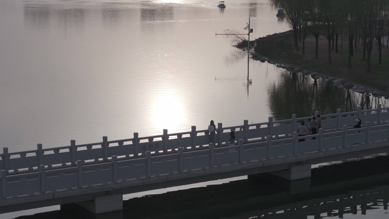 夕阳下的湖畔桥景