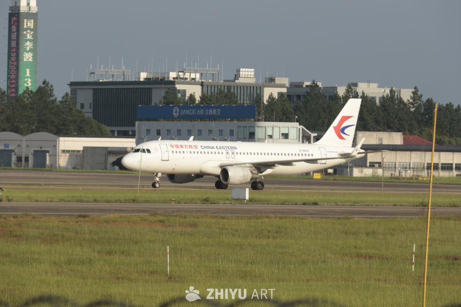中国东方航空飞机在机场跑道上