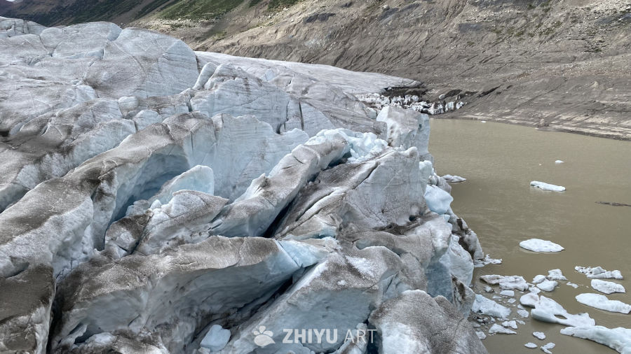 冰川裂隙与浮冰景象