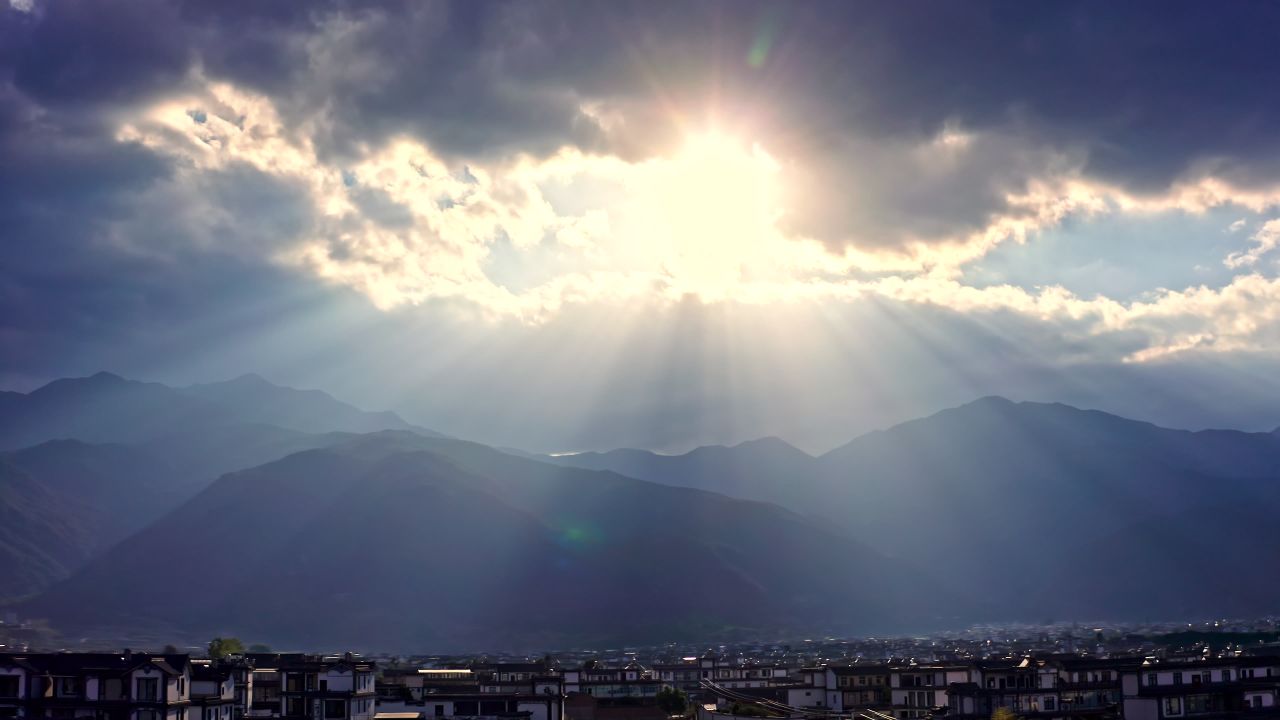 大理丁达尔效应航拍村落