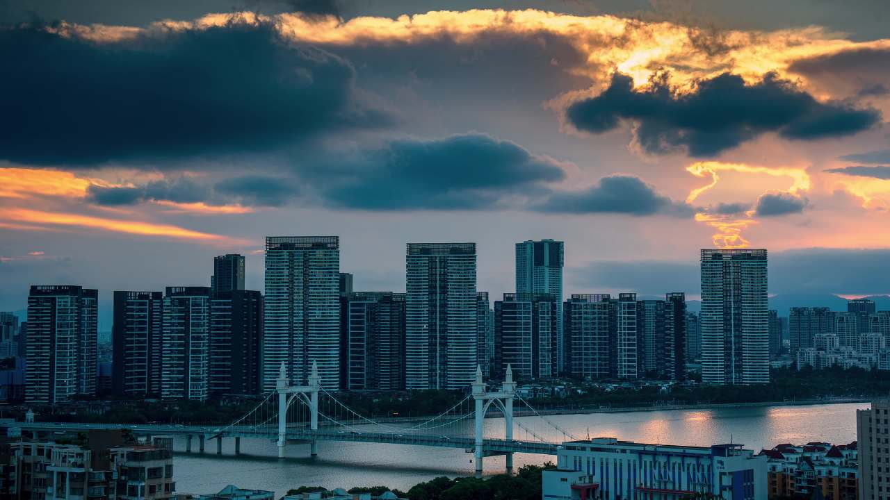 城市傍晚云与灯光车流 一