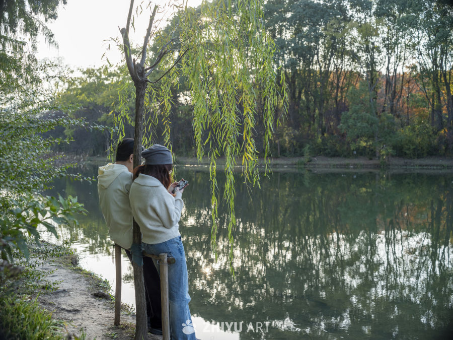 湖畔柳下，静享二人时光