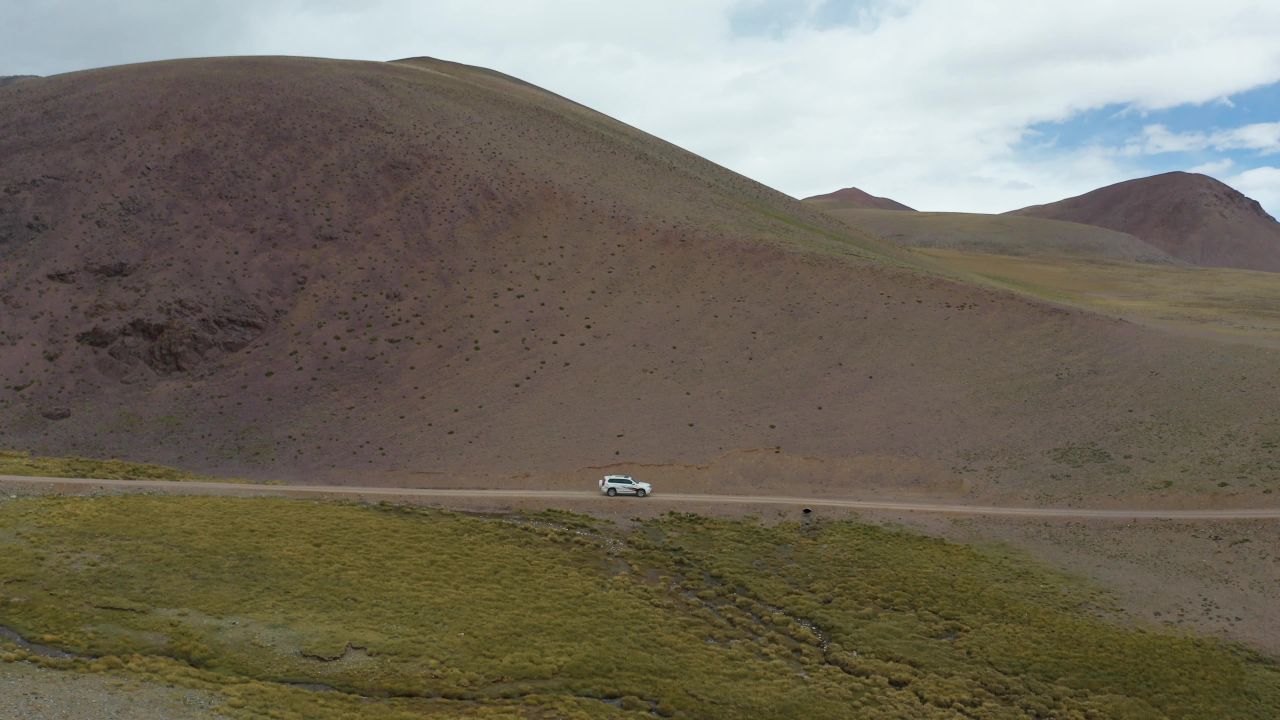 航拍越野车行驶在无人区的山路上