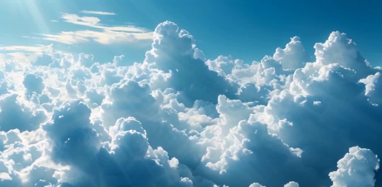 俯视蓝天白云，阳光穿透云层，光线柔和唯美。