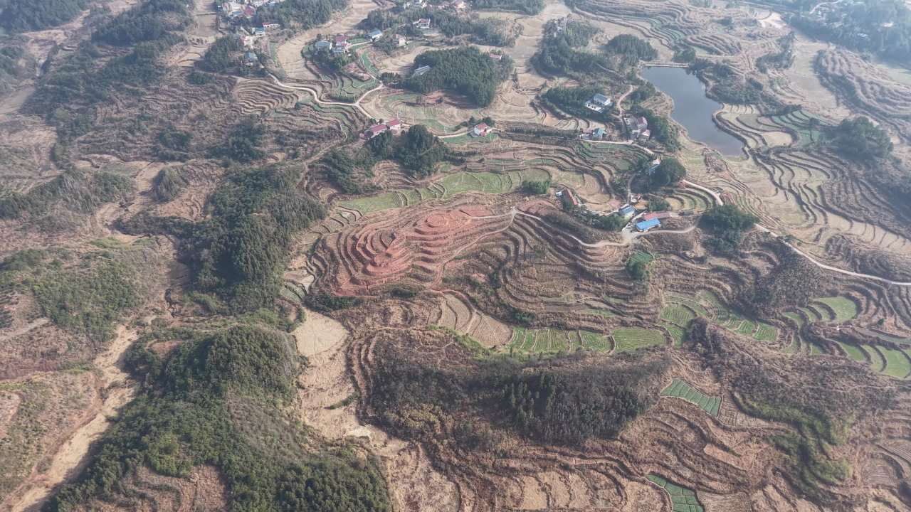 梯田环绕的宁静村庄