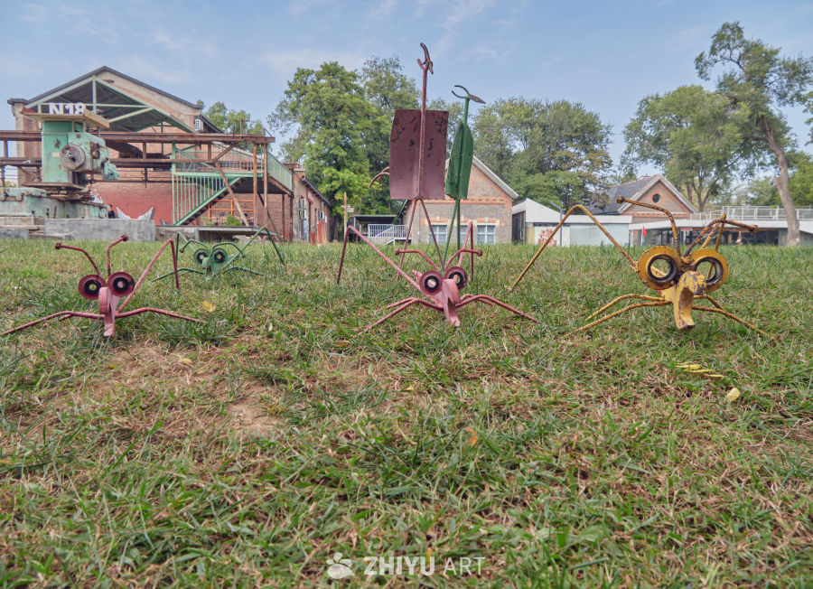 创意手工金属昆虫摆件户外特写