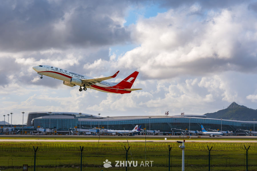 上海航空飞机从机场起飞
