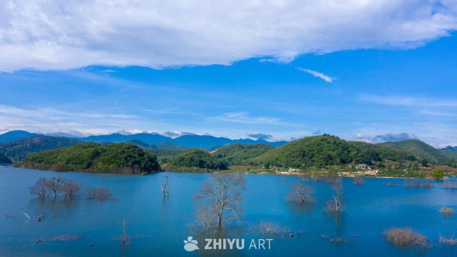 湖畔静谧山景
