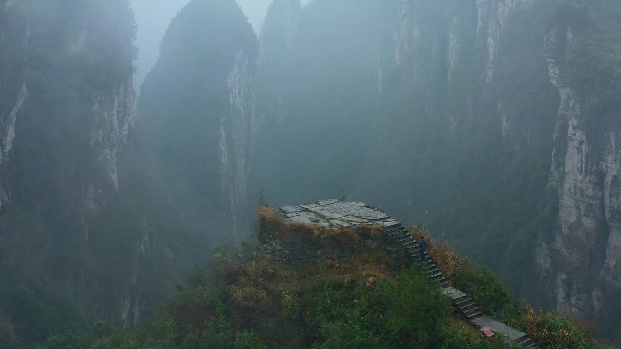 航拍一个人站在德夯大峡谷问天台上